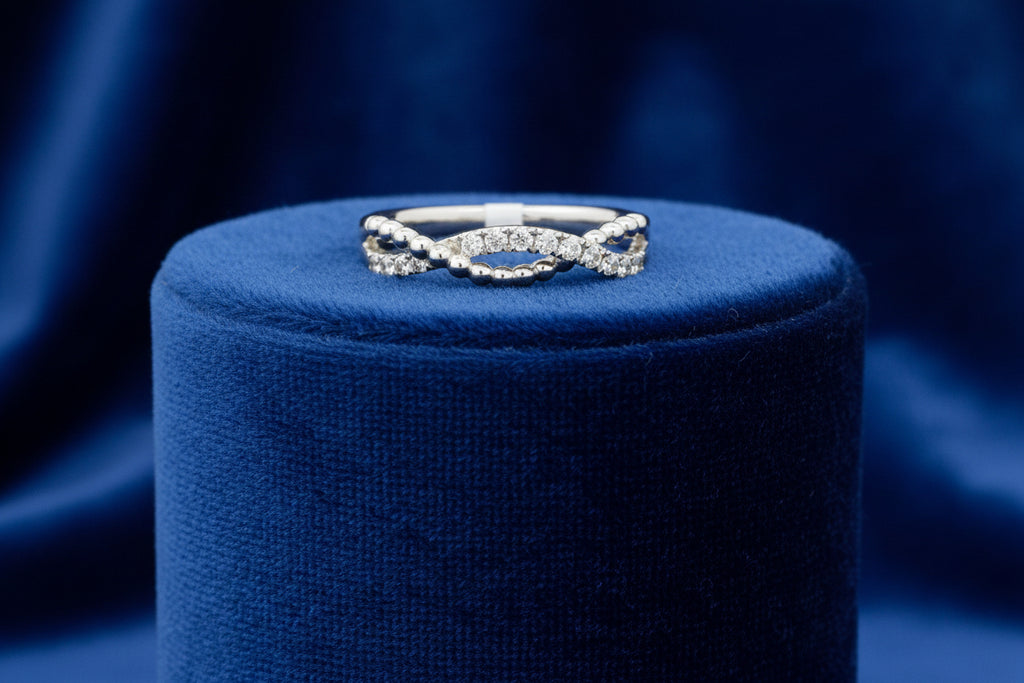 14K WG .18CTW DIAMOND CROSSOVER BAND