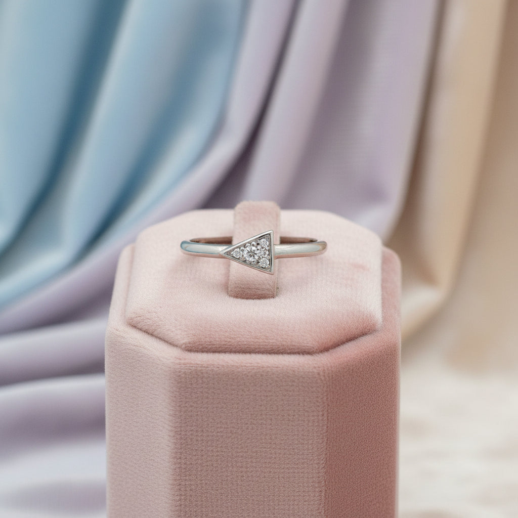 10K WG .025CT I1, G-I CND DIAMOND.02TW CND DIAMOND TRIANGLE RING