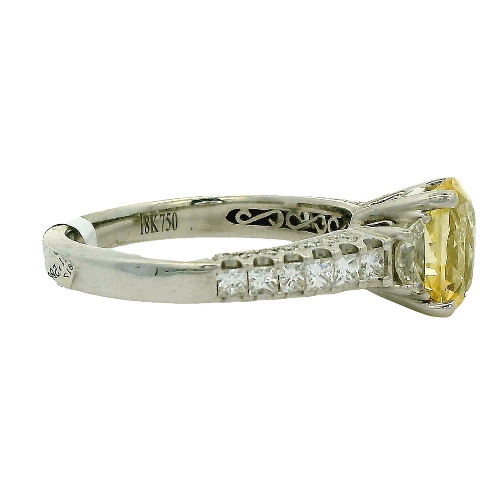 18K W/G 2.13CT YELLOW SAPPHIRE SET IN .78TW SI1 F/G DIAMOND