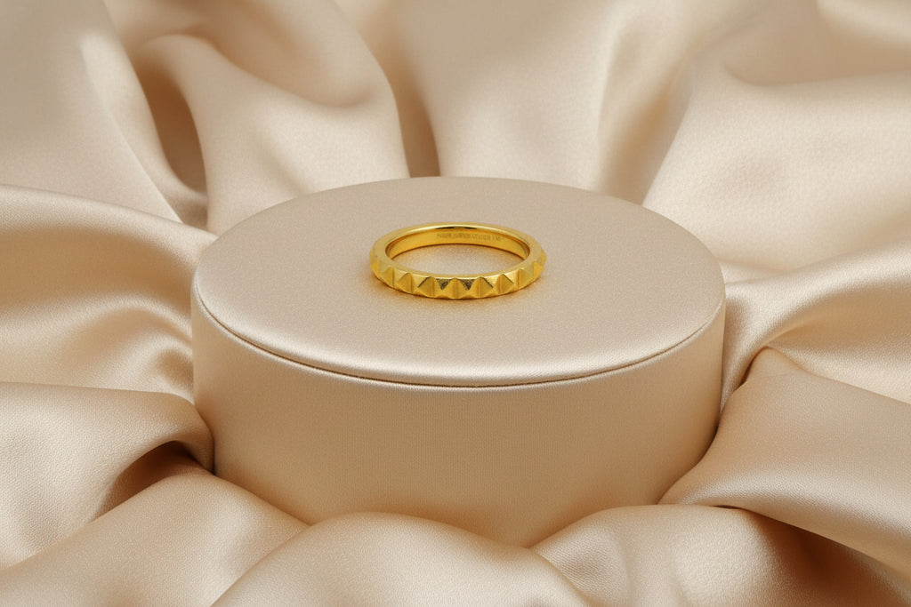 14K YG BRUSHED PYRAMID CUT STACKABLE BAND