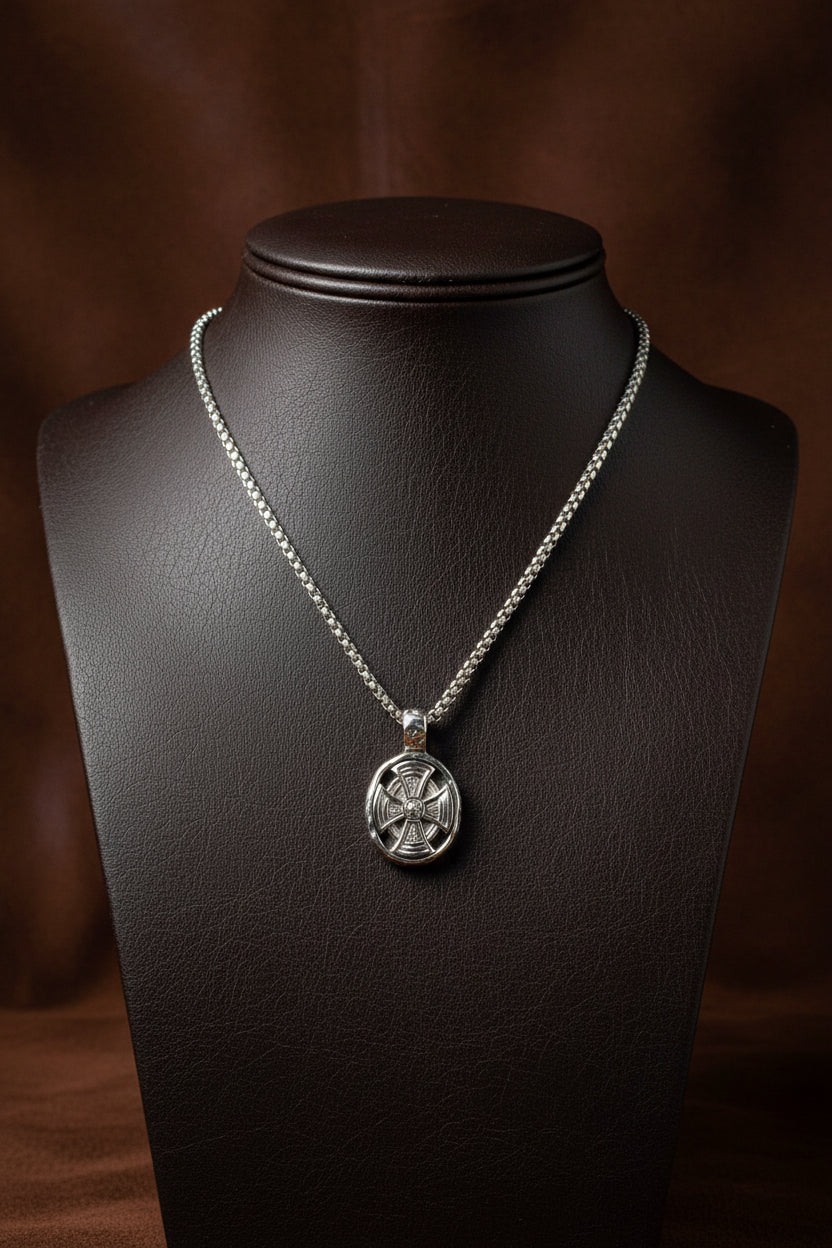 SS SMALL CELTIC CROSS OVAL PENDANT