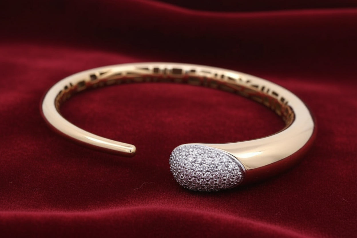 18K YG POLISHED HOLLOW CUFF STYLE HINGED BRACELET ACCENTED WITH 0.91CTW DIAMONDS SET IN WG