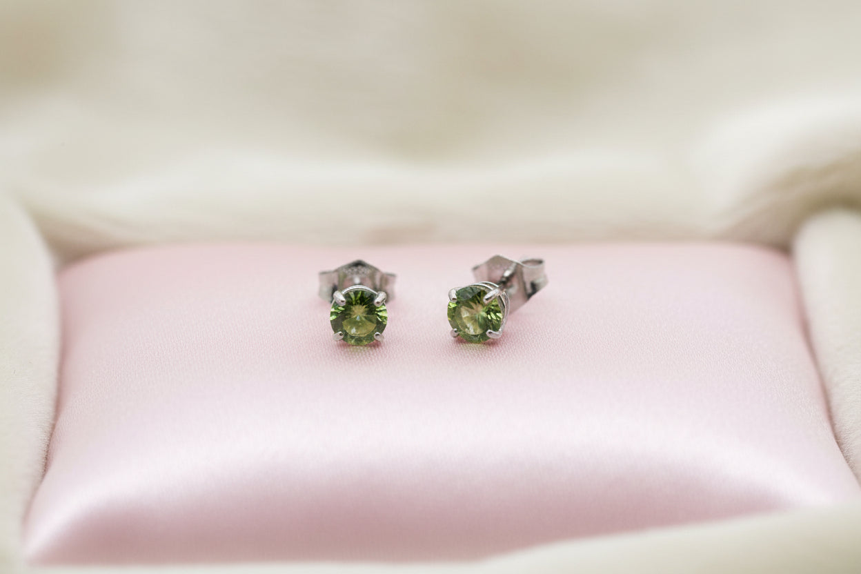 14K WG PERIDOT STUDS