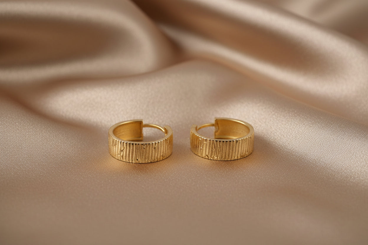 10K YG Wide Textured Huggies