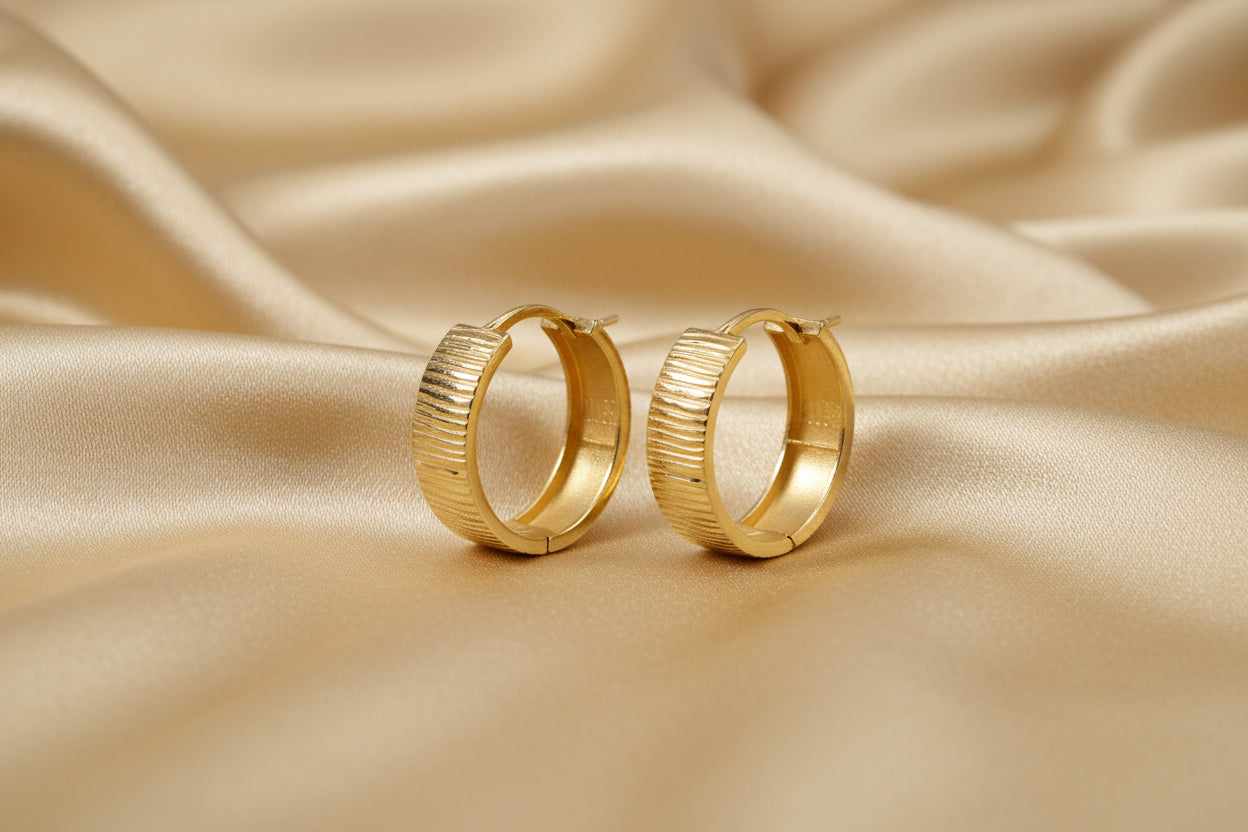 10K YG Wide Textured Huggies